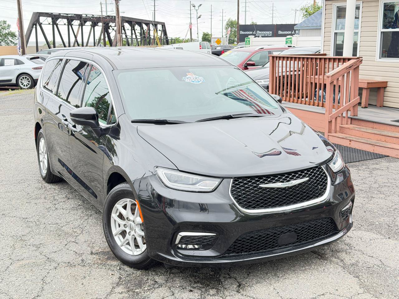 Used 2023 Chrysler Pacifica Touring-L FWD image 2