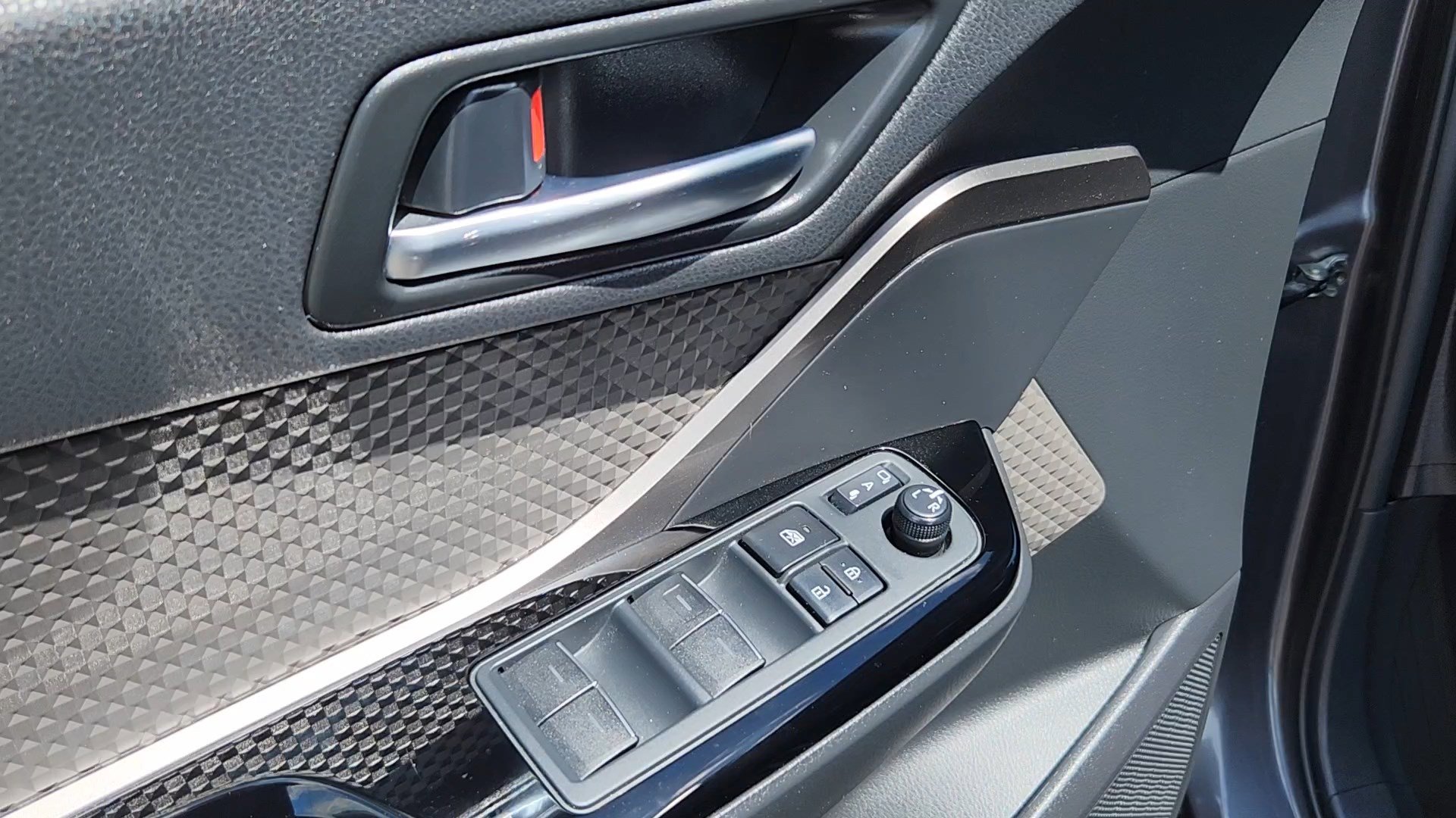 Used 2020 Toyota C-HR Limited FWD image 7