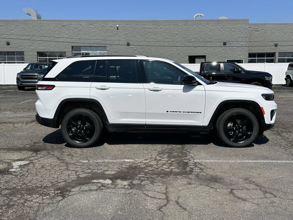 Certified 2024 Jeep Grand Cherokee Altitude AWD/4WD image 2