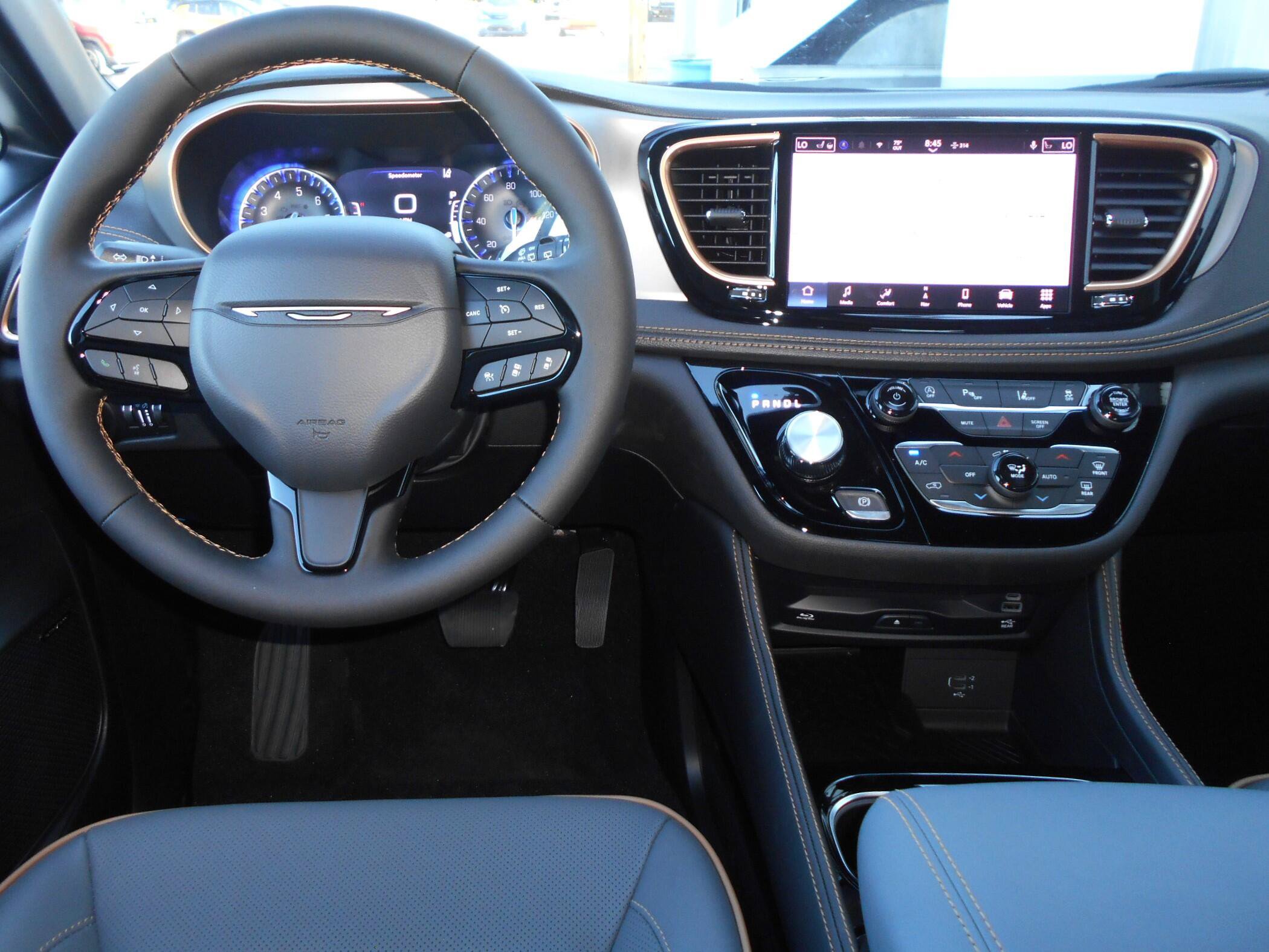 New 2027 Chrysler Pacifica Pinnacle w/ Theater Group FWD image 4