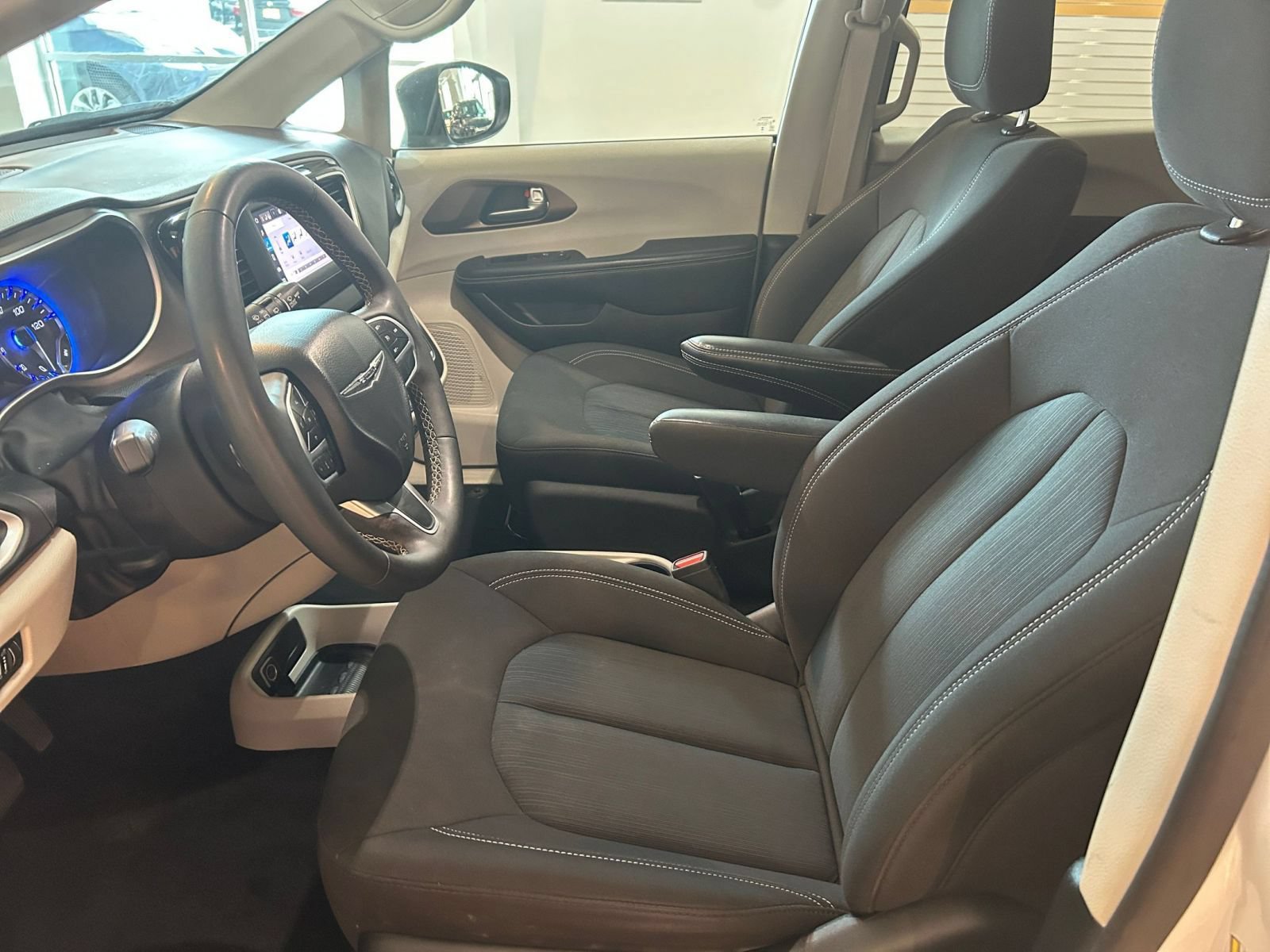 Used 2024 Chrysler Voyager LX FWD image 27