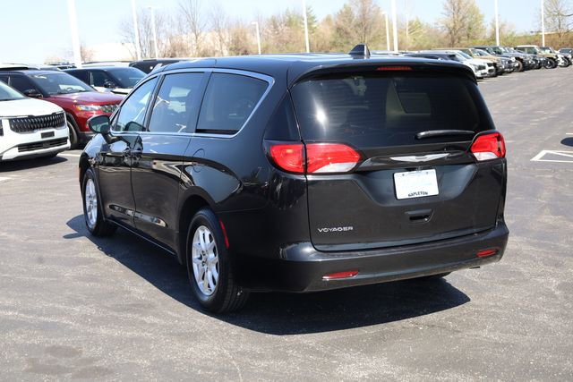 Used 2022 Chrysler Voyager LX image 7