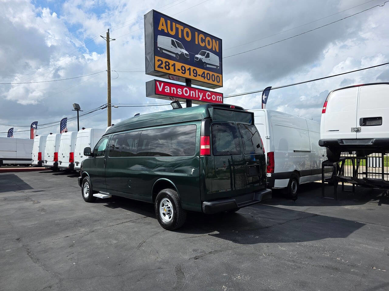 Used 2011 Chevrolet Express 3500 LS image 3