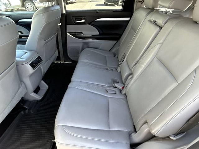 Used 2017 Toyota Highlander XLE AWD/4WD image 16