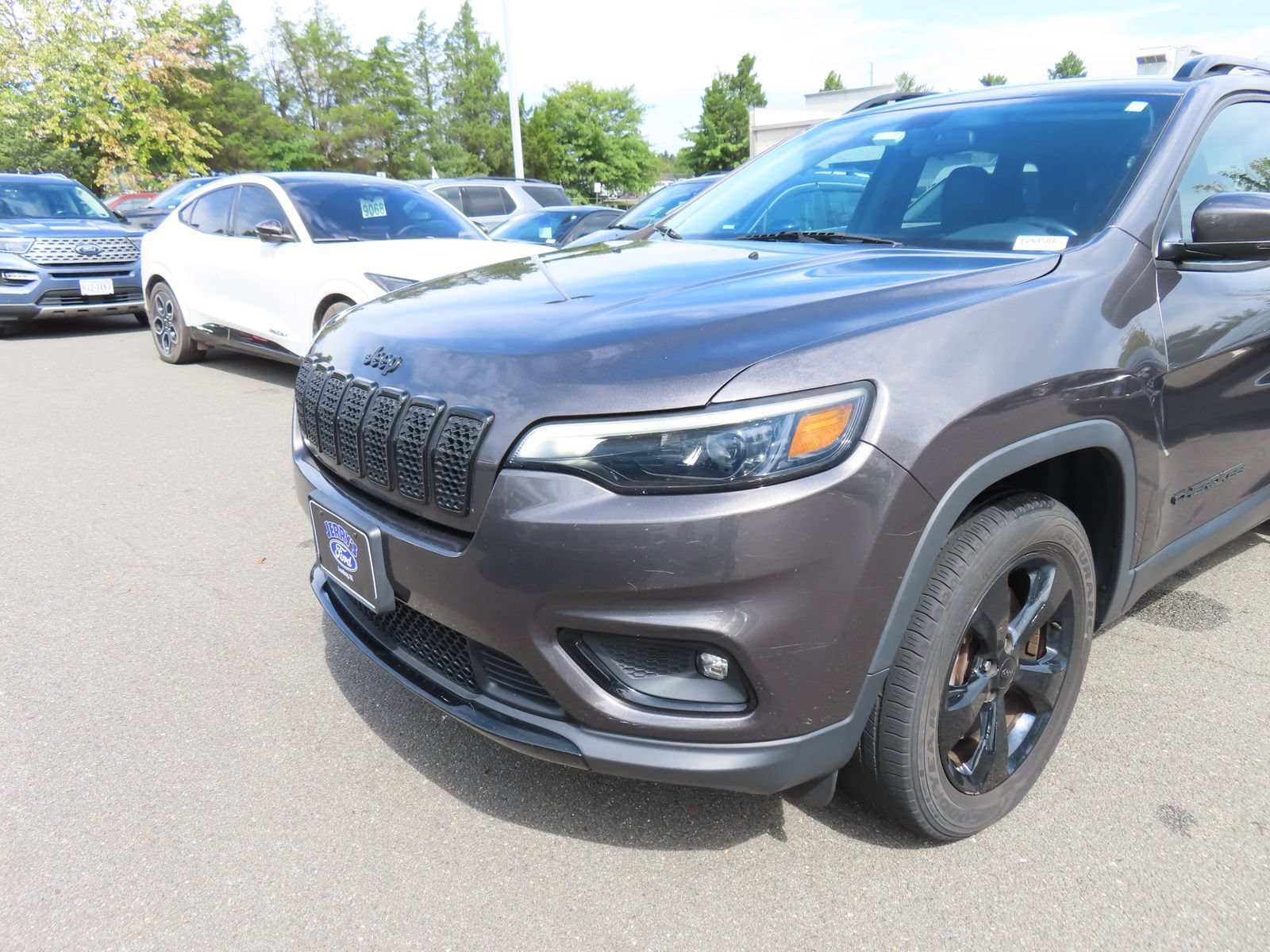 Used 2019 Jeep Cherokee Latitude Plus AWD/4WD image 9