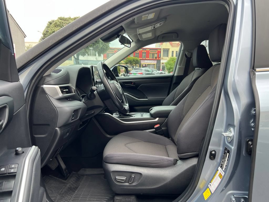 Used 2023 Toyota Highlander LE AWD/4WD image 13