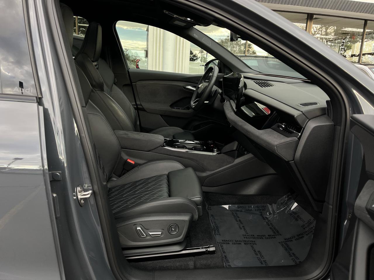 Used 2025 Audi SQ6 e-tron Premium Plus w/ Premium Plus AWD/4WD image 19