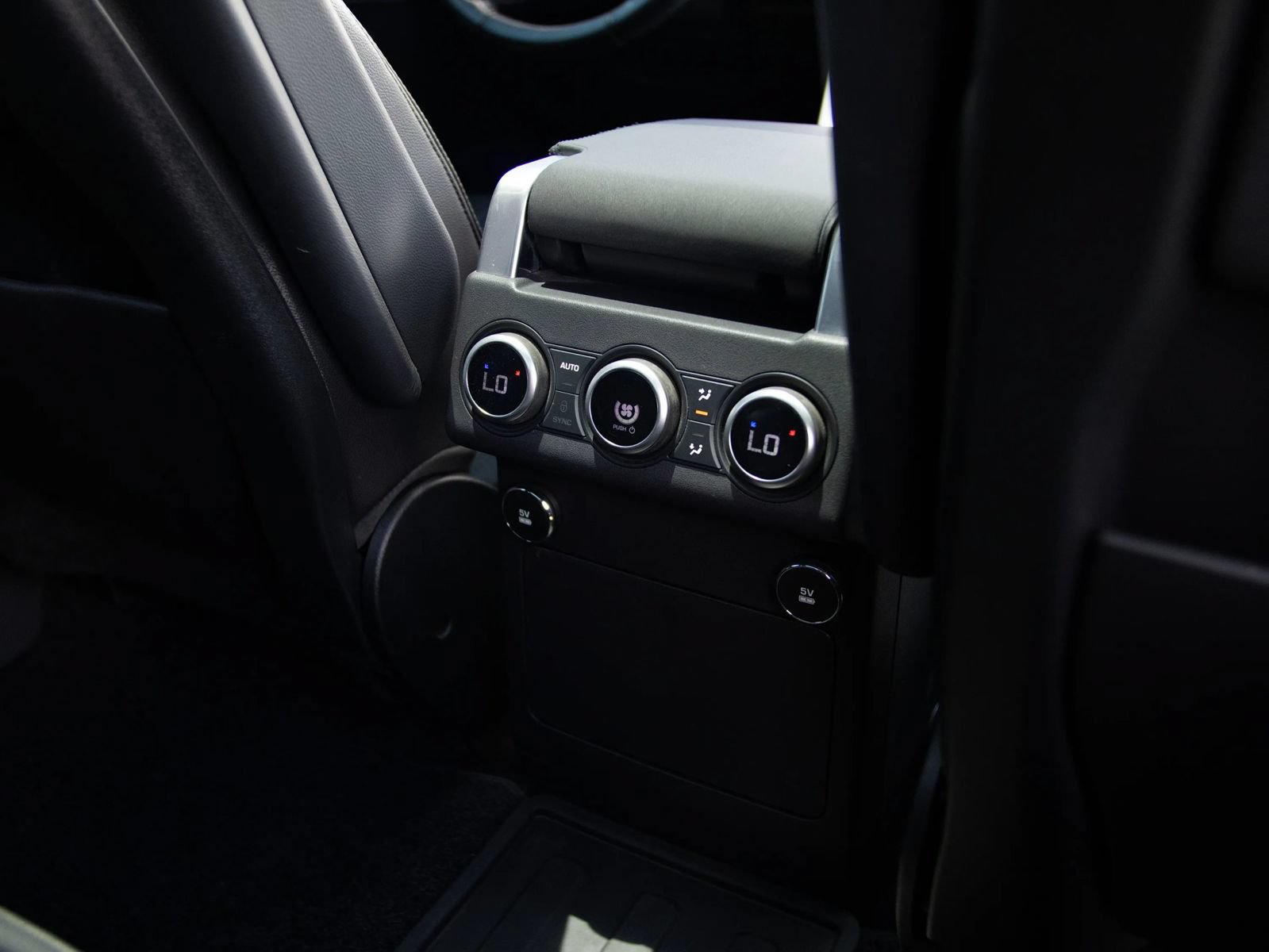 Used 2018 Land Rover Discovery HSE AWD/4WD image 37