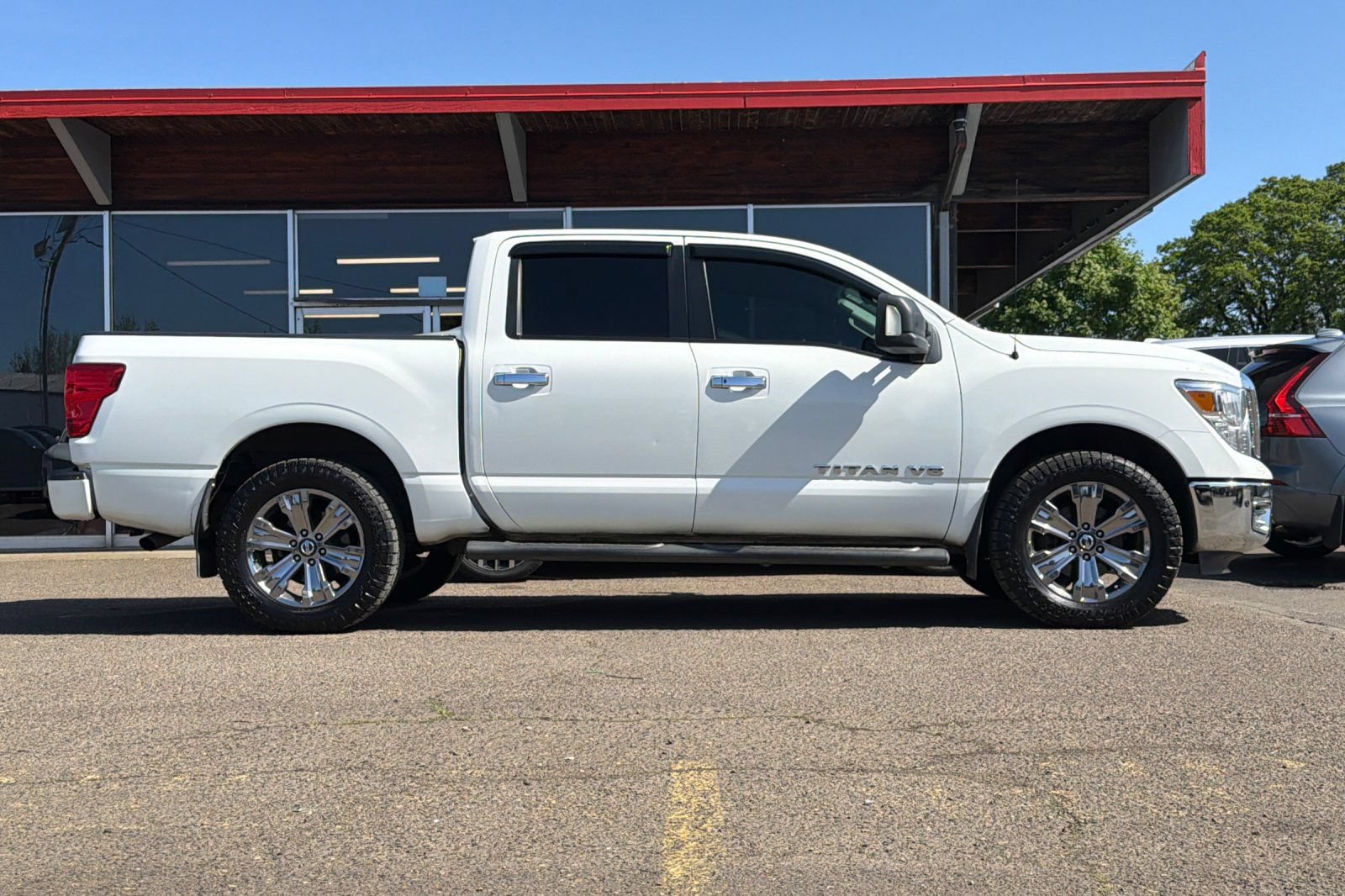 Used 2019 Nissan Titan SV w/ SV Convenience Package AWD/4WD image 3