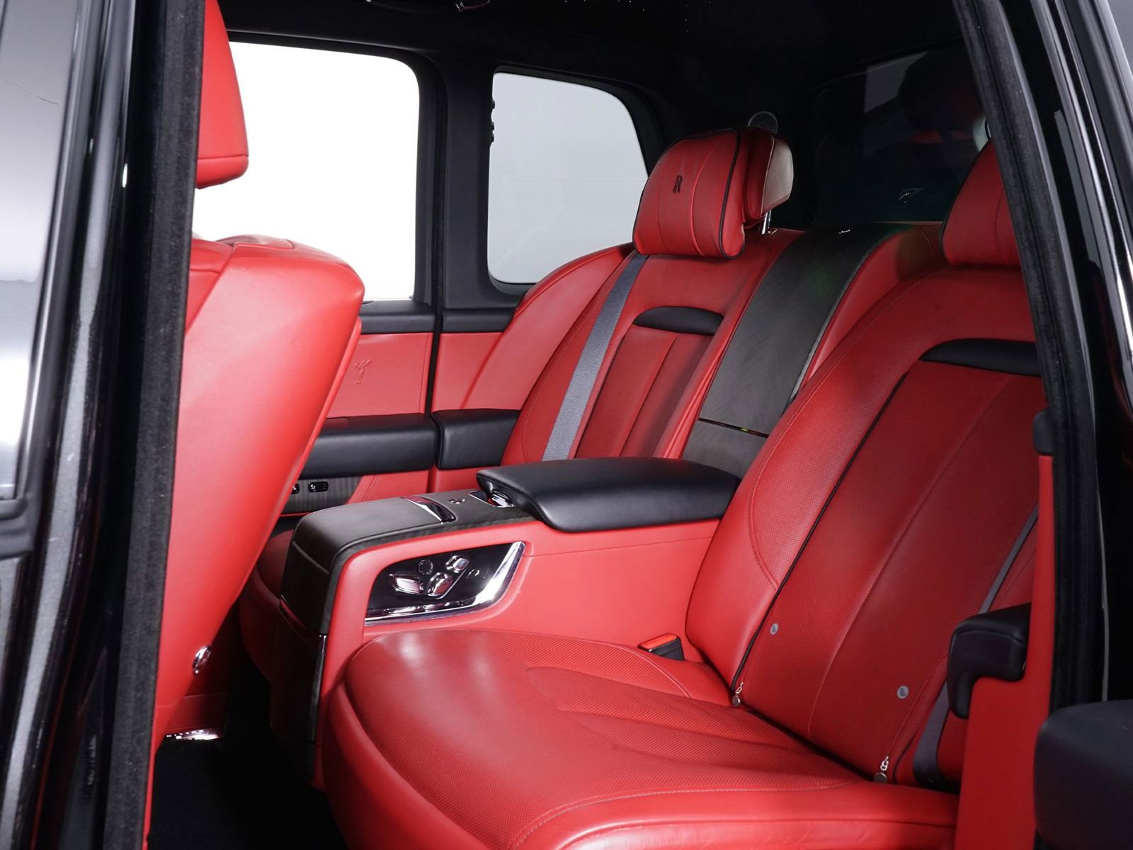 Used 2022 Rolls-Royce Cullinan w/ Cullinan Package image 25