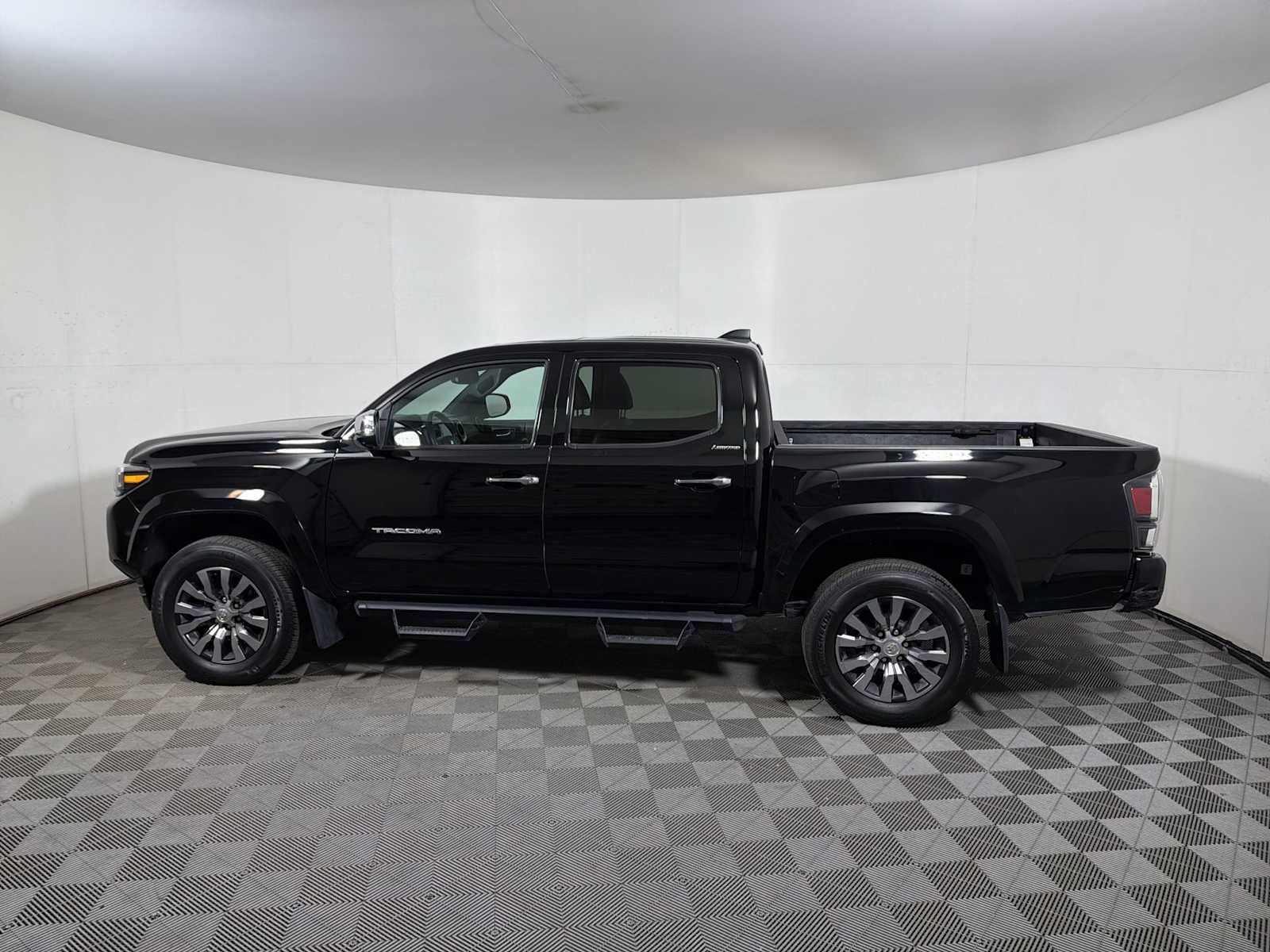 Used 2023 Toyota Tacoma Limited image 4
