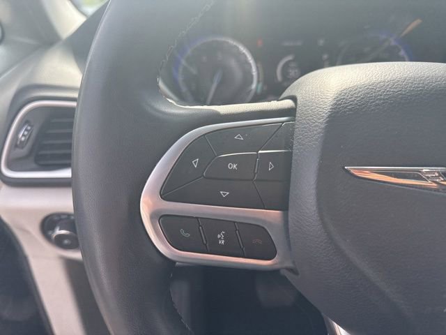 Used 2023 Chrysler Pacifica Touring-L FWD image 21