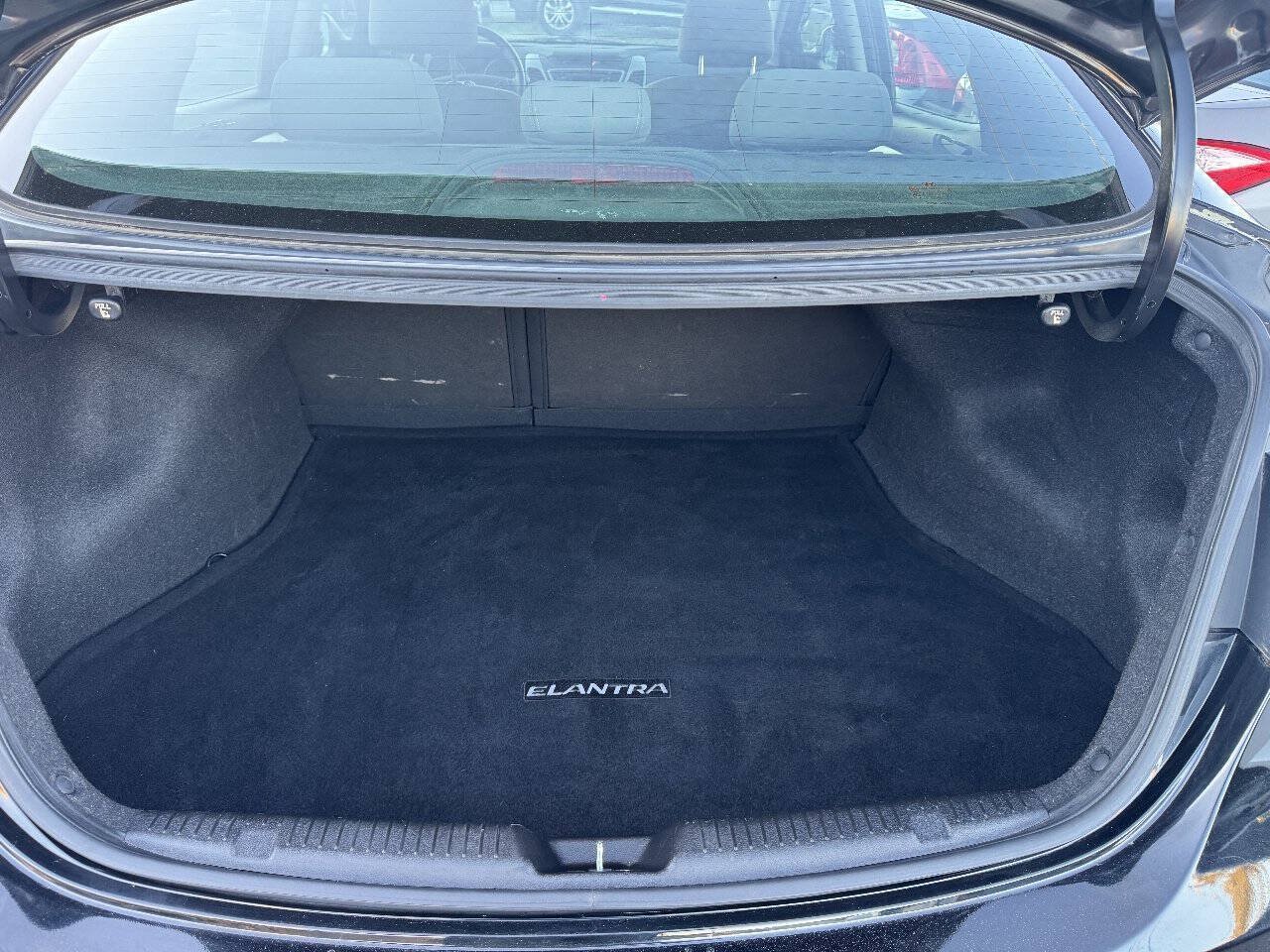 Used 2014 Hyundai Elantra SE FWD image 18