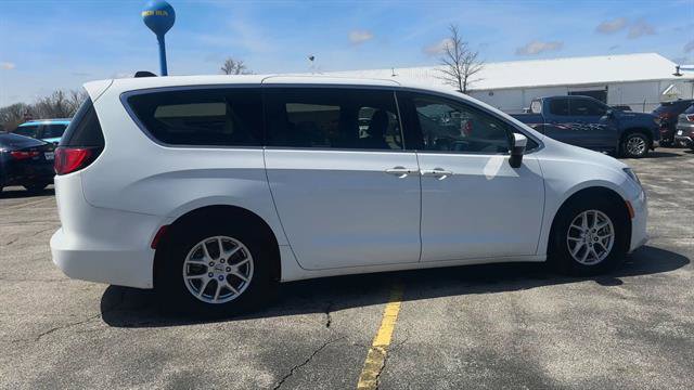 Used 2022 Chrysler Voyager LX FWD image 9