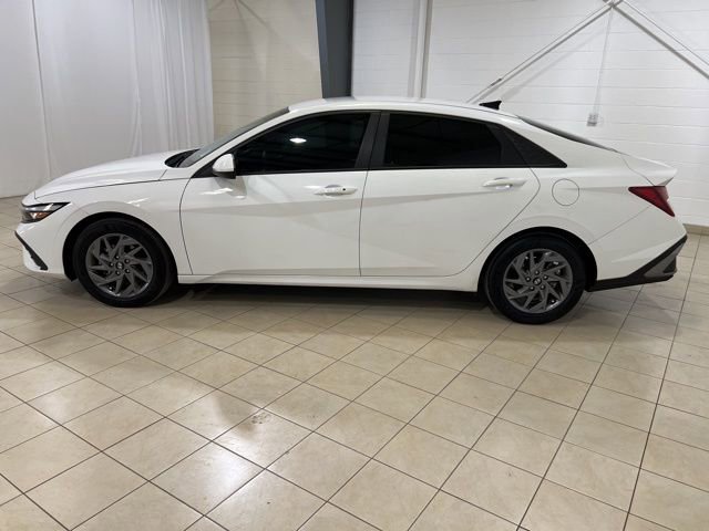 Used 2024 Hyundai Elantra SEL image 3