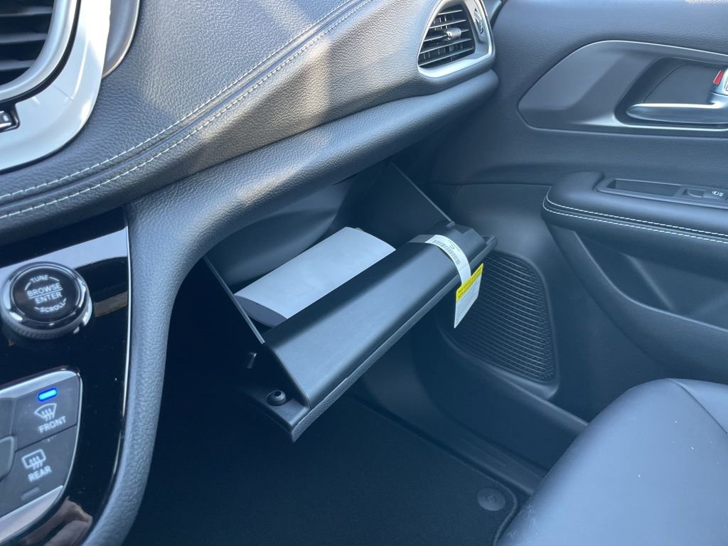 New 2026 Chrysler Pacifica Select image 41