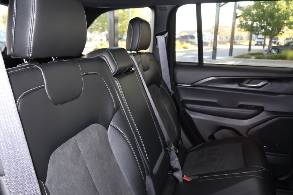 Used 2025 Jeep Grand Cherokee Altitude AWD/4WD image 54