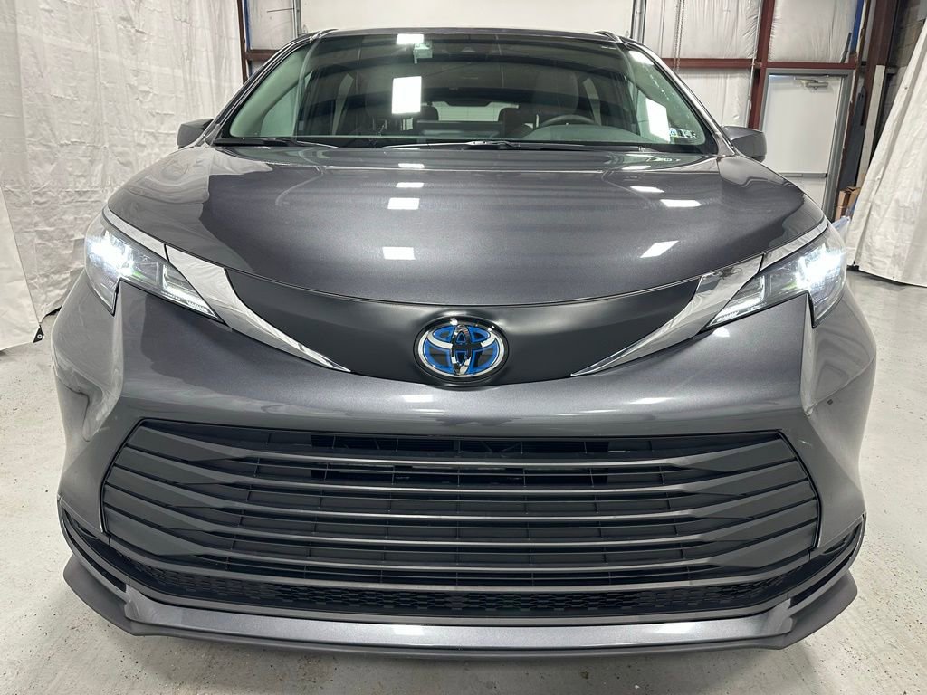 Used 2025 Toyota Sienna LE image 2