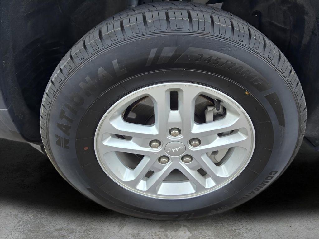 Used 2024 Jeep Grand Cherokee Laredo image 9