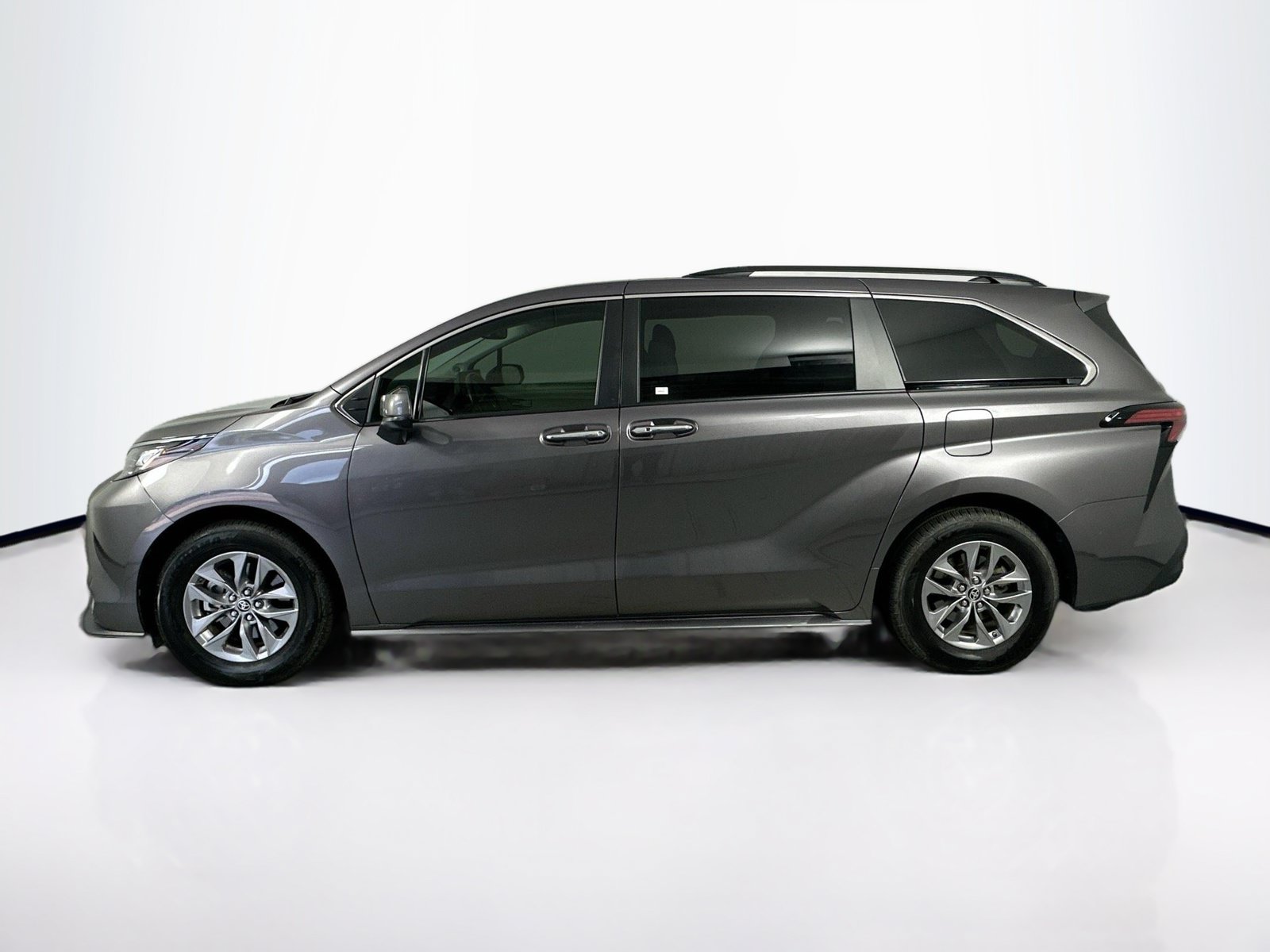 Used 2022 Toyota Sienna XLE w/ XLE Plus Package FWD image 8