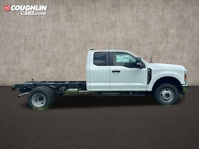 New 2025 Ford F350 XL w/ XL Chrome Package image 3