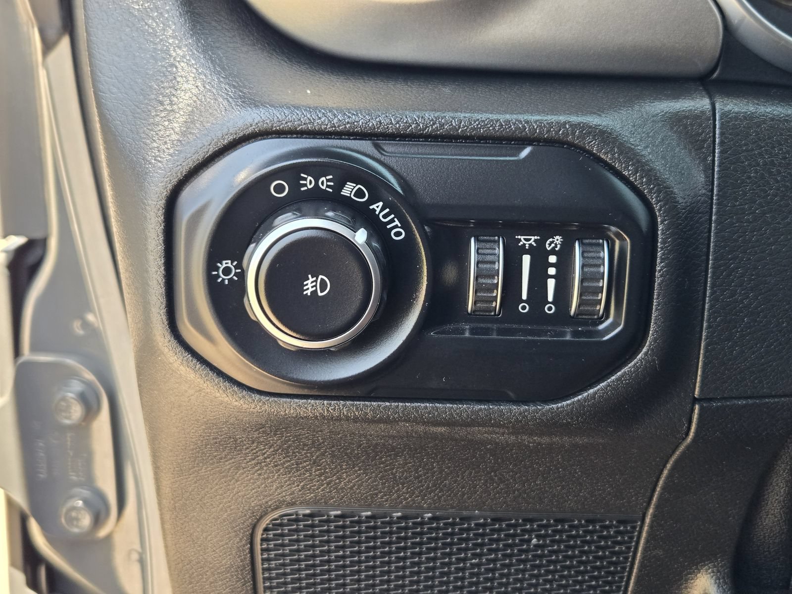 Used 2018 Jeep Wrangler Unlimited Sahara AWD/4WD image 22
