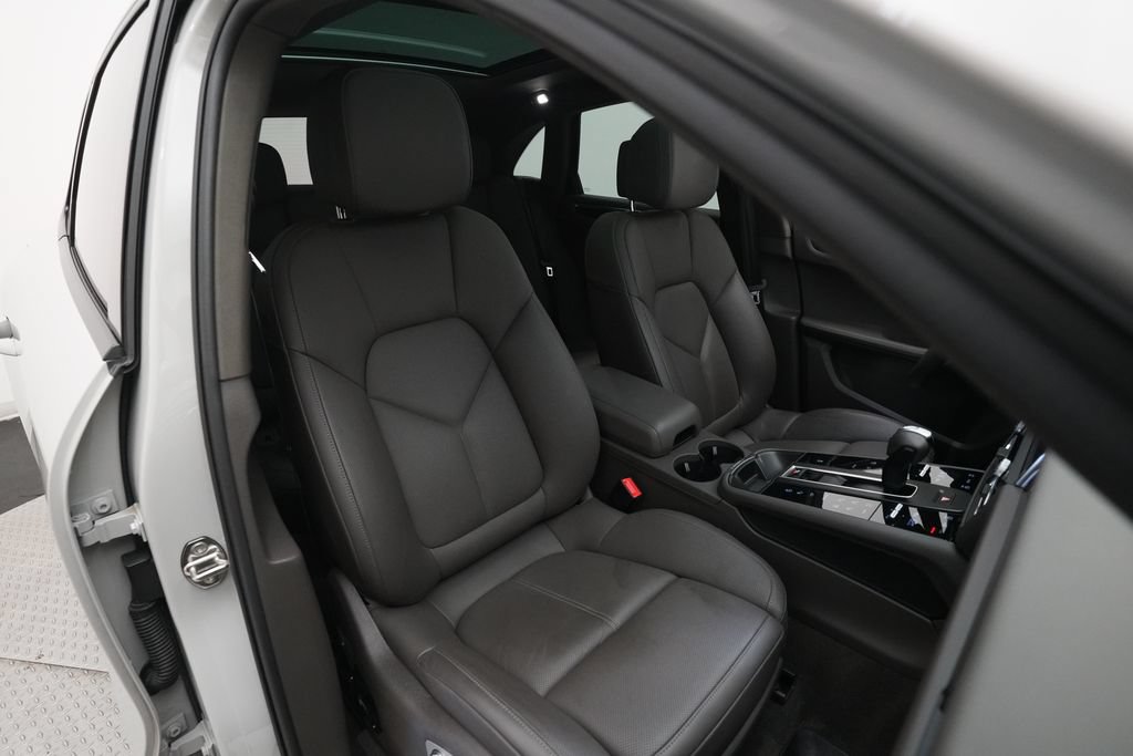 Certified 2023 Porsche Macan AWD/4WD image 27