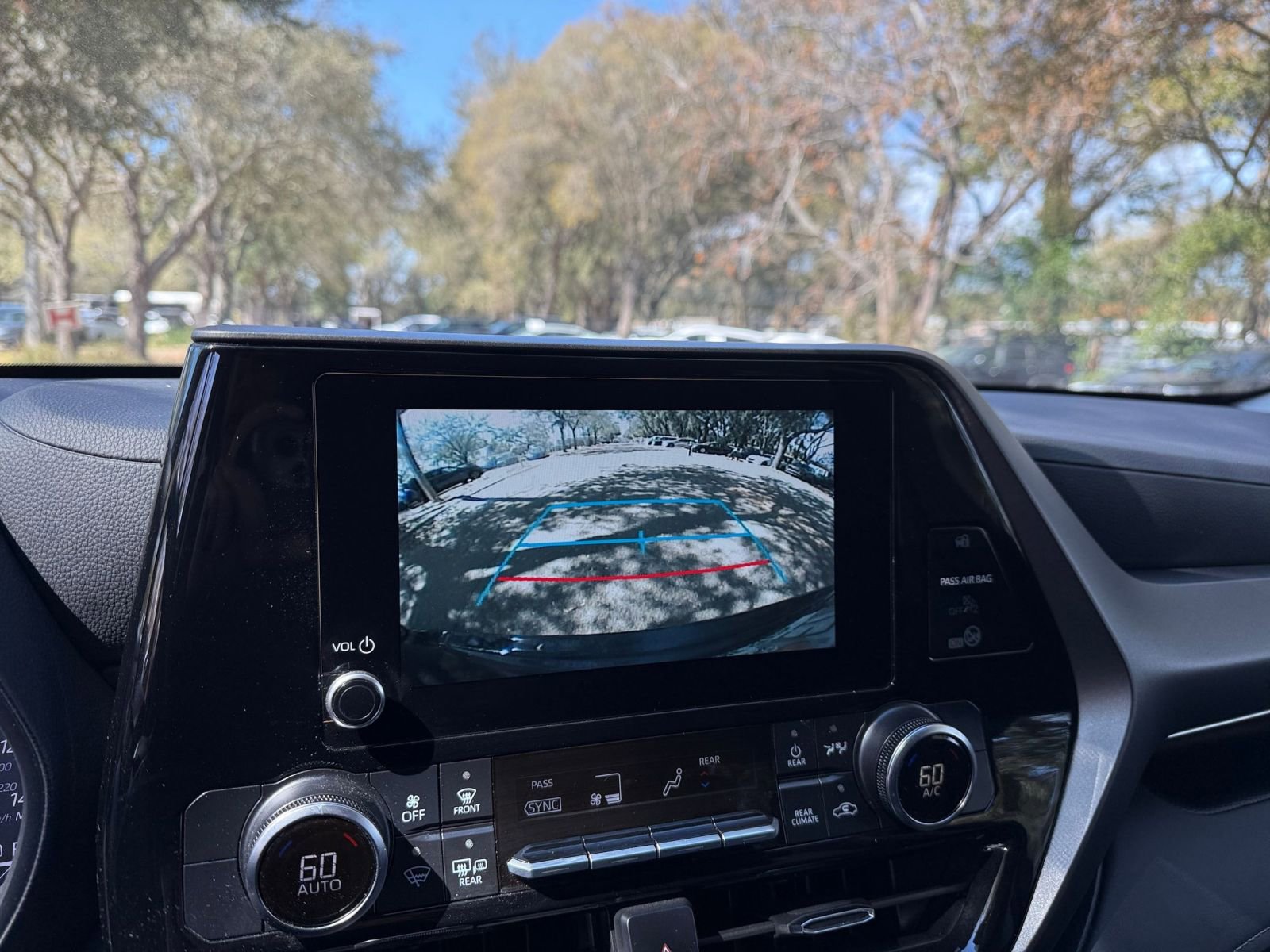 Used 2025 Toyota Highlander LE image 22