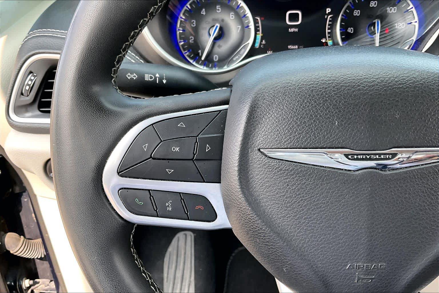 Used 2023 Chrysler Pacifica Touring-L FWD image 20