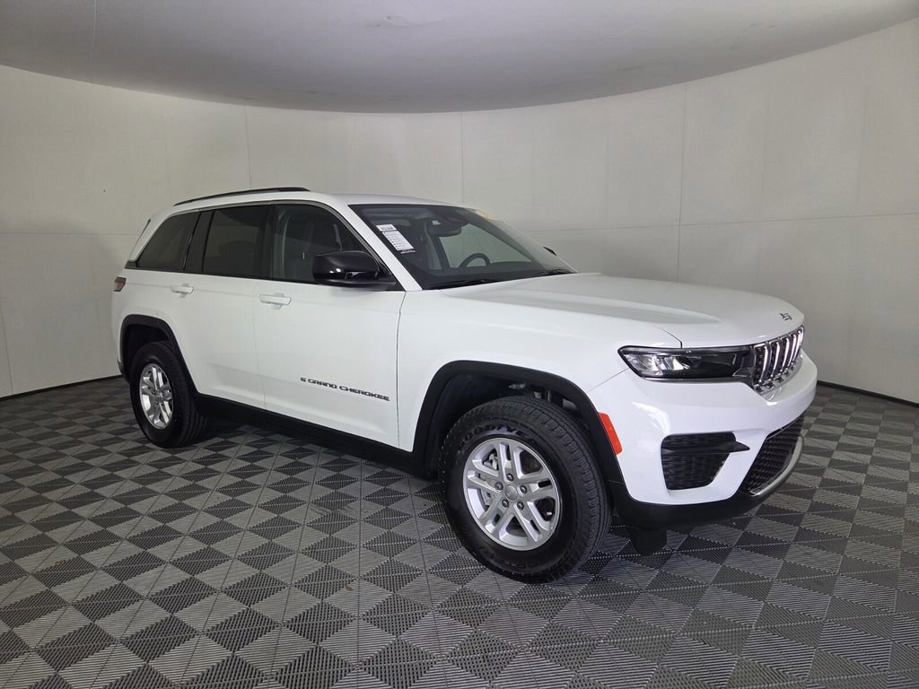 Used 2023 Jeep Grand Cherokee Laredo AWD/4WD image 2