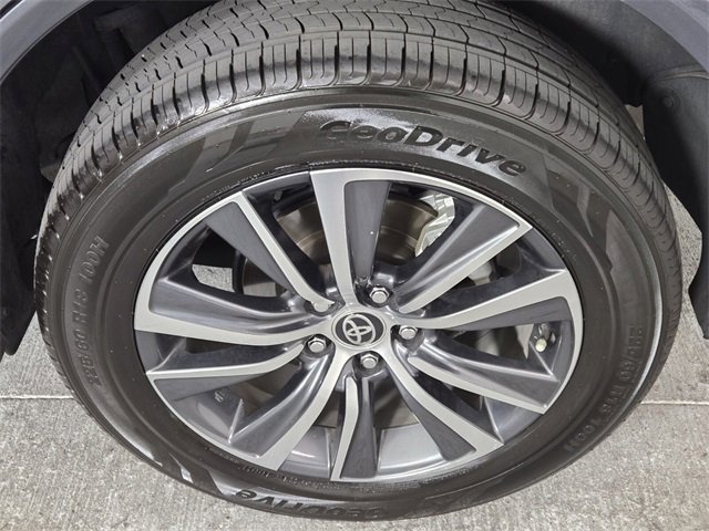 Used 2022 Toyota Venza LE image 13