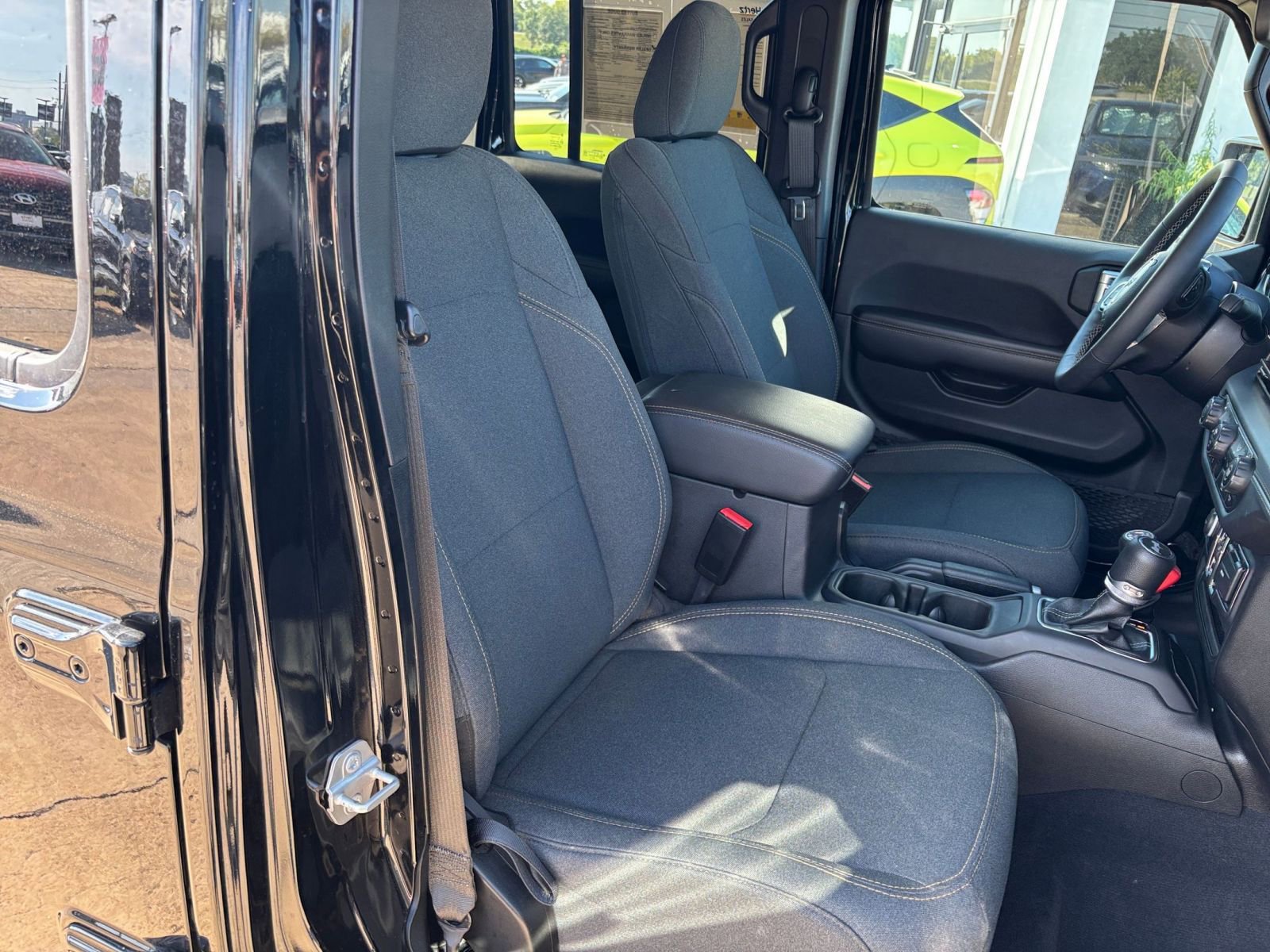 Used 2025 Jeep Wrangler Sahara image 34