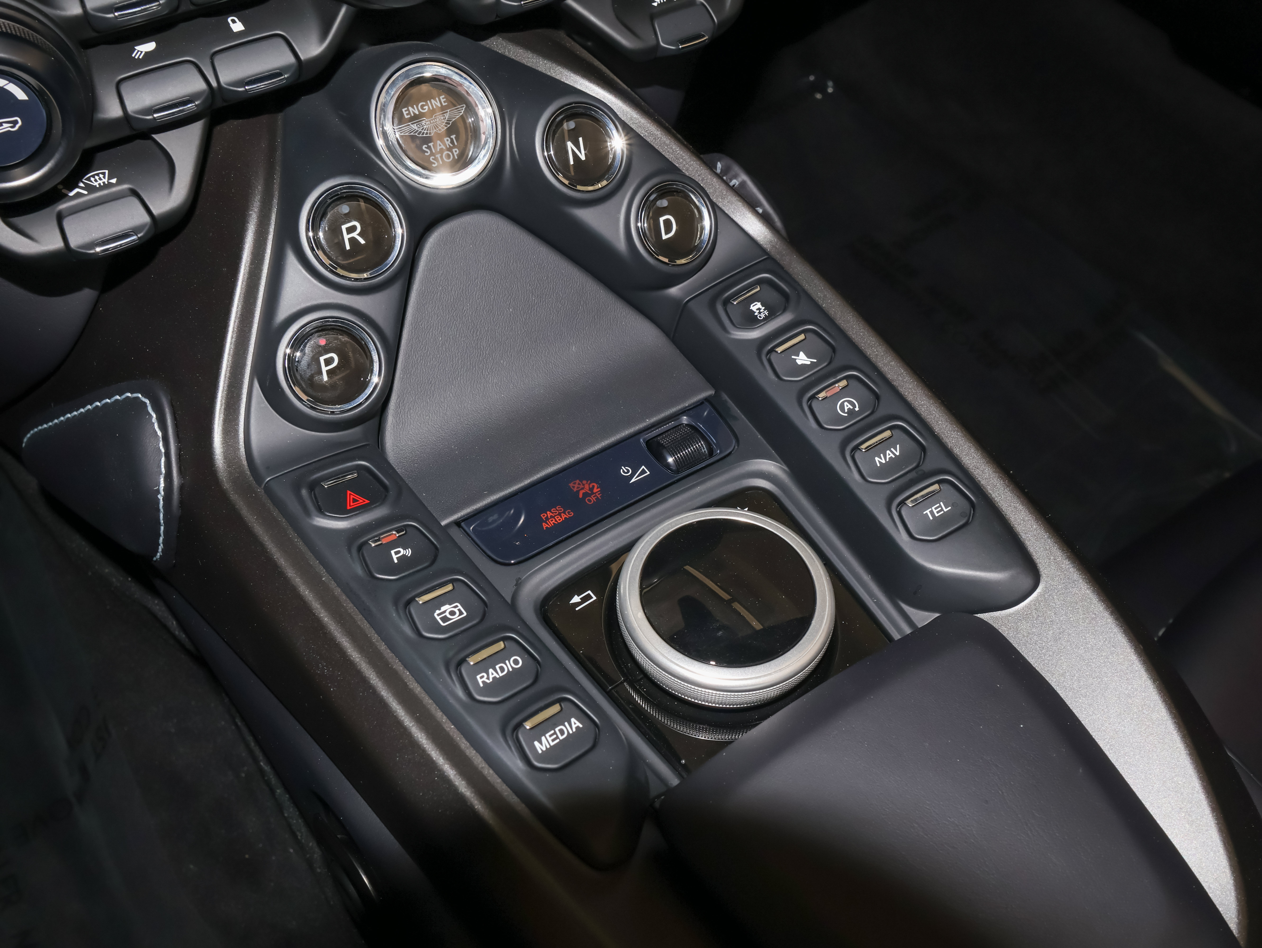Used 2023 Aston Martin V8 Vantage Roadster RWD image 25