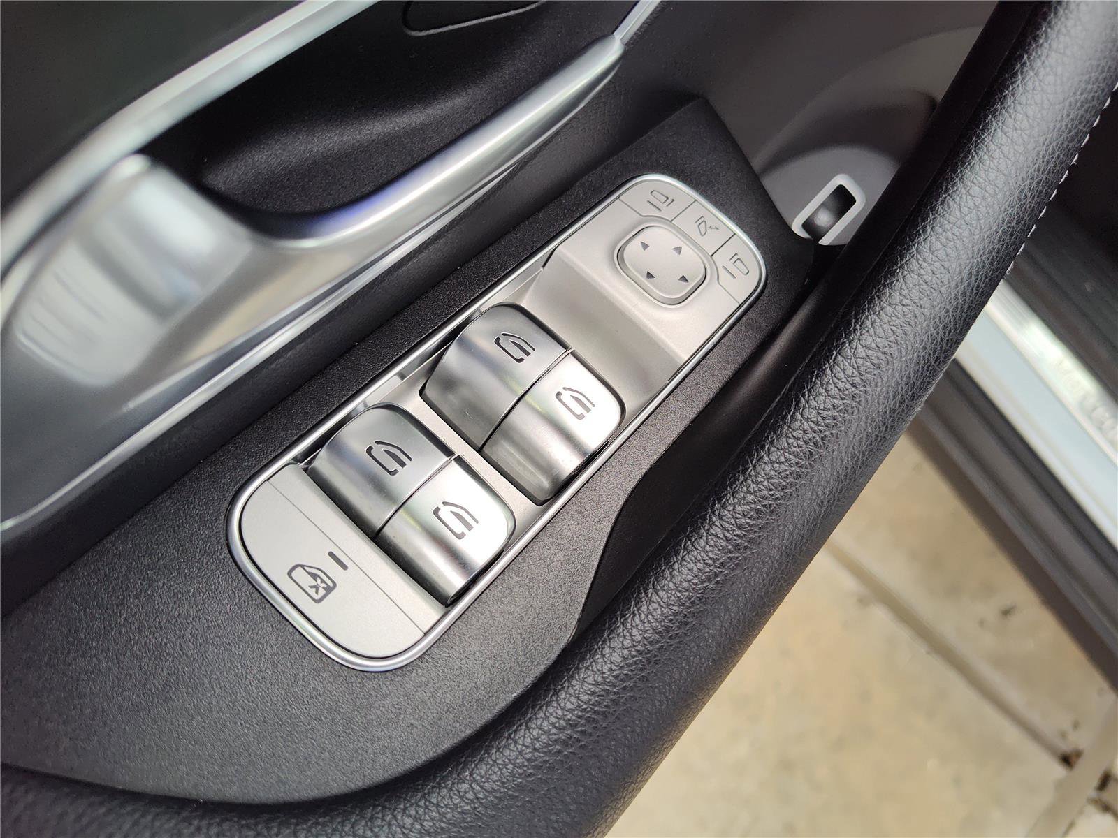Used 2025 Mercedes-Benz GLE 350 4MATIC image 16