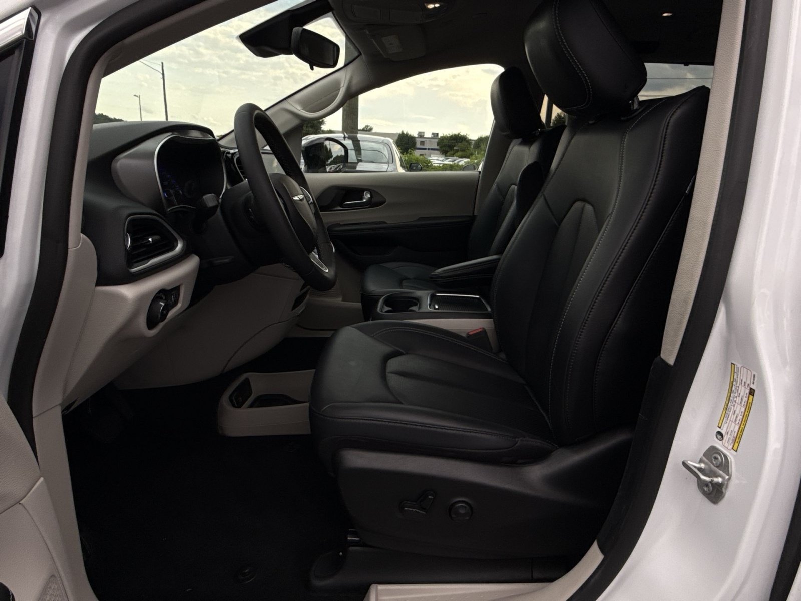 Used 2024 Chrysler Pacifica Touring-L FWD image 13