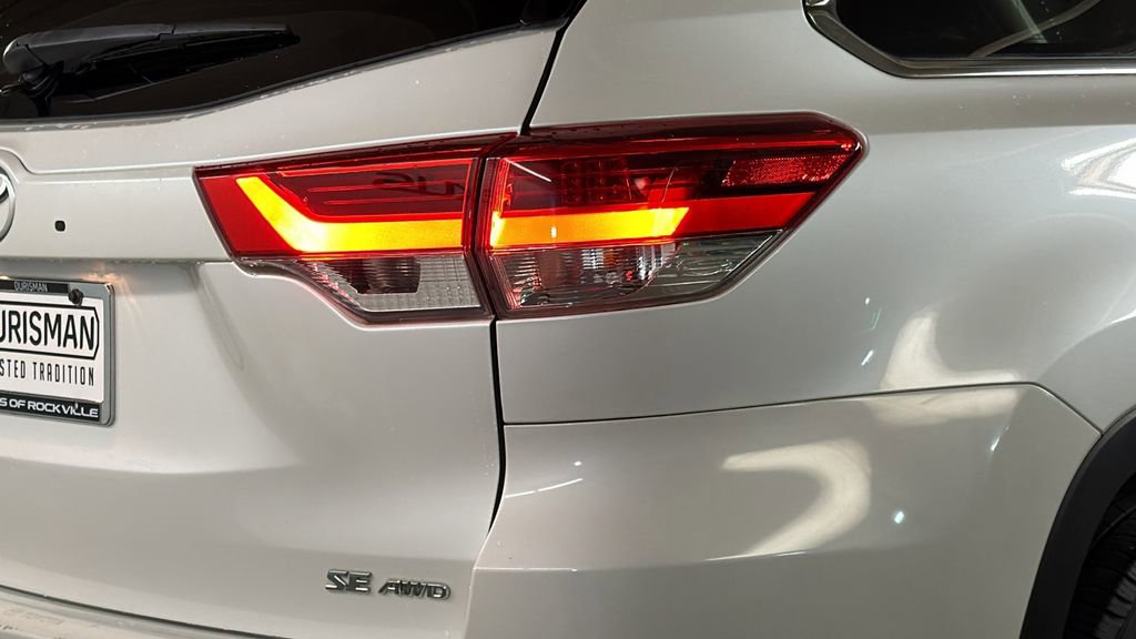 Used 2018 Toyota Highlander SE image 9
