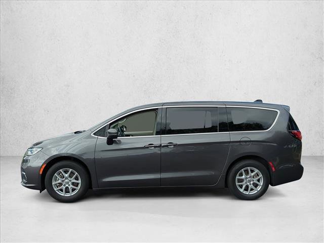 Used 2023 Chrysler Pacifica Touring-L FWD image 8