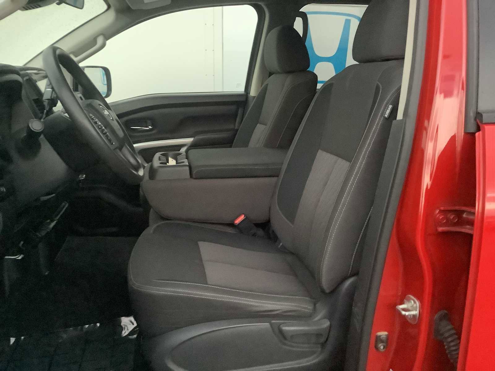 Used 2023 Nissan Titan SV image 11