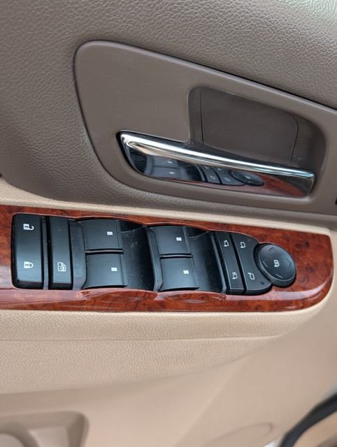 Used 2014 Chevrolet Suburban LTZ image 11