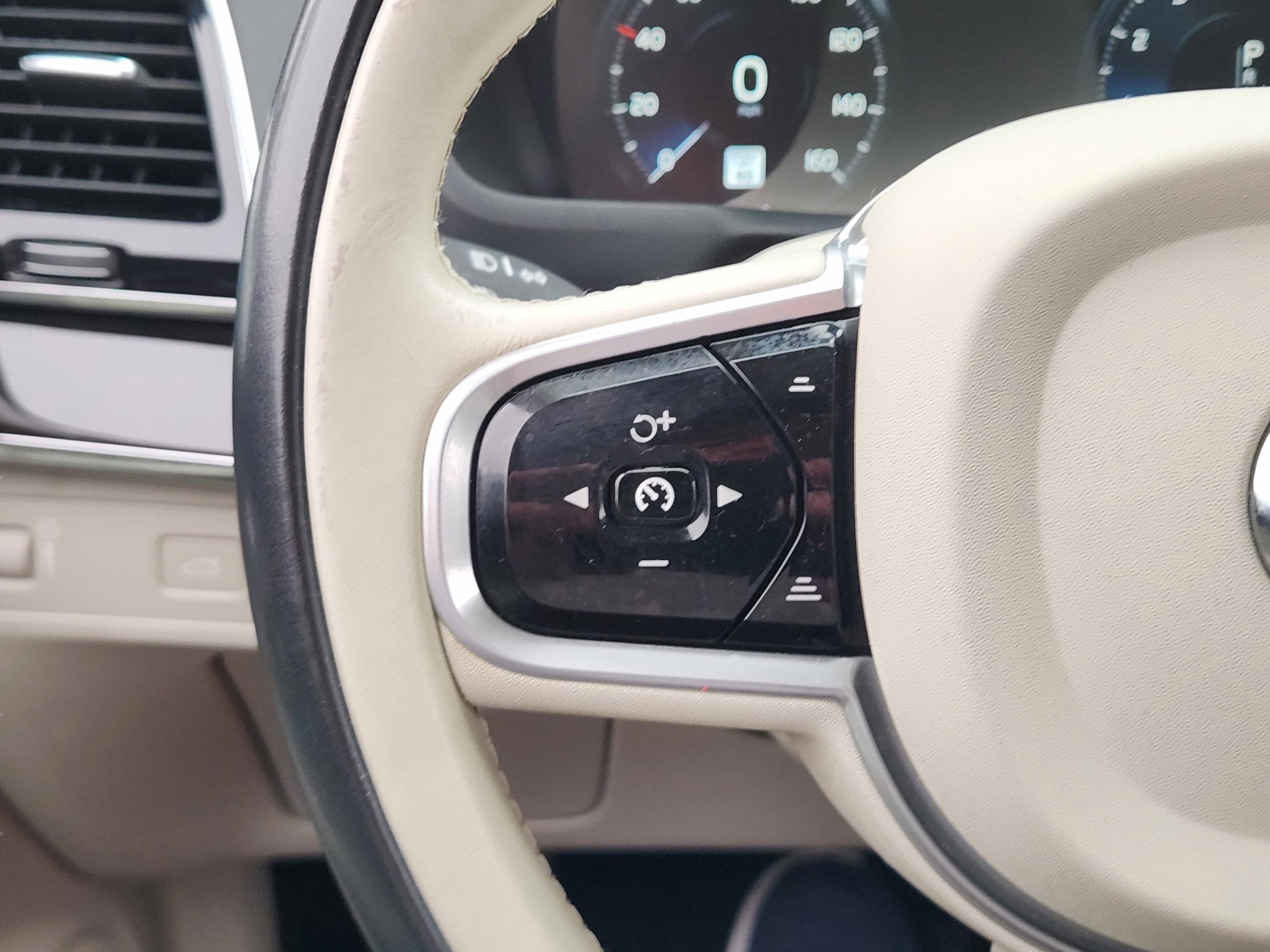 Used 2018 Volvo XC90 T6 Momentum AWD/4WD image 17