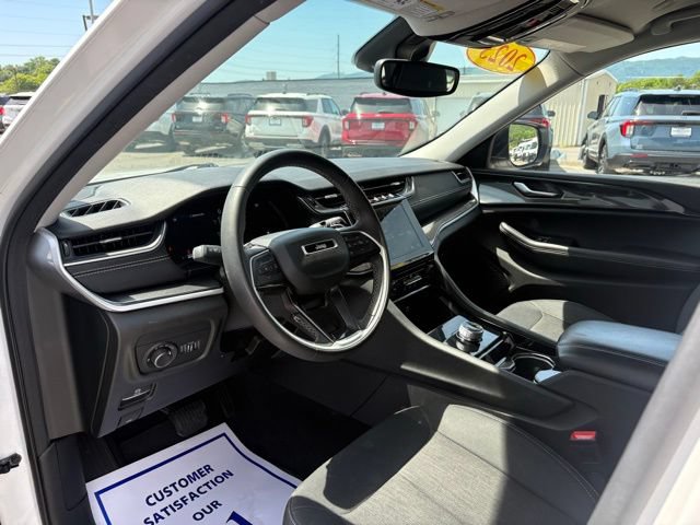 Used 2023 Jeep Grand Cherokee Laredo AWD/4WD image 3