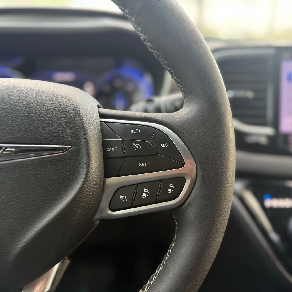 Used 2025 Chrysler Pacifica Select image 16