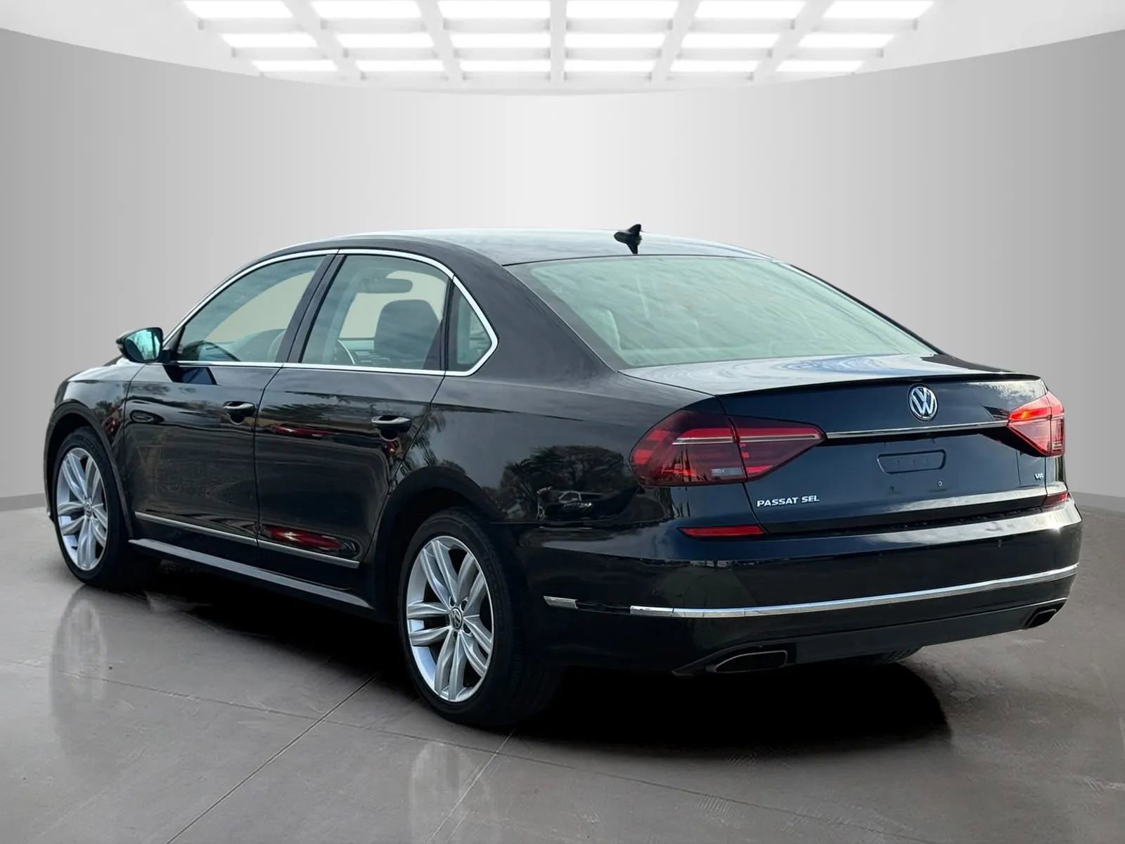 Used 2018 Volkswagen Passat 3.6 SEL Premium image 7