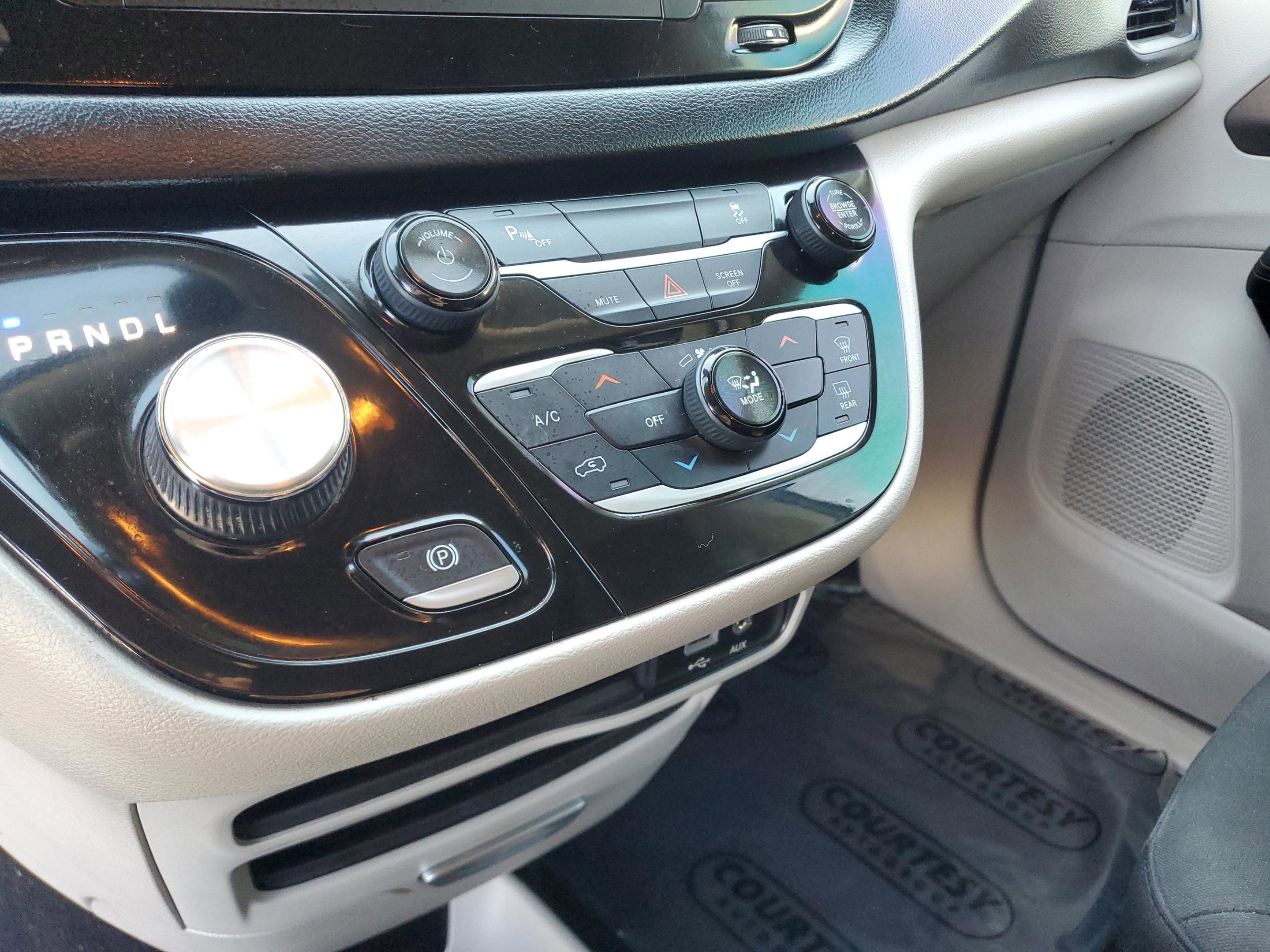 Used 2022 Volkswagen Atlas Cross Sport SE image 20