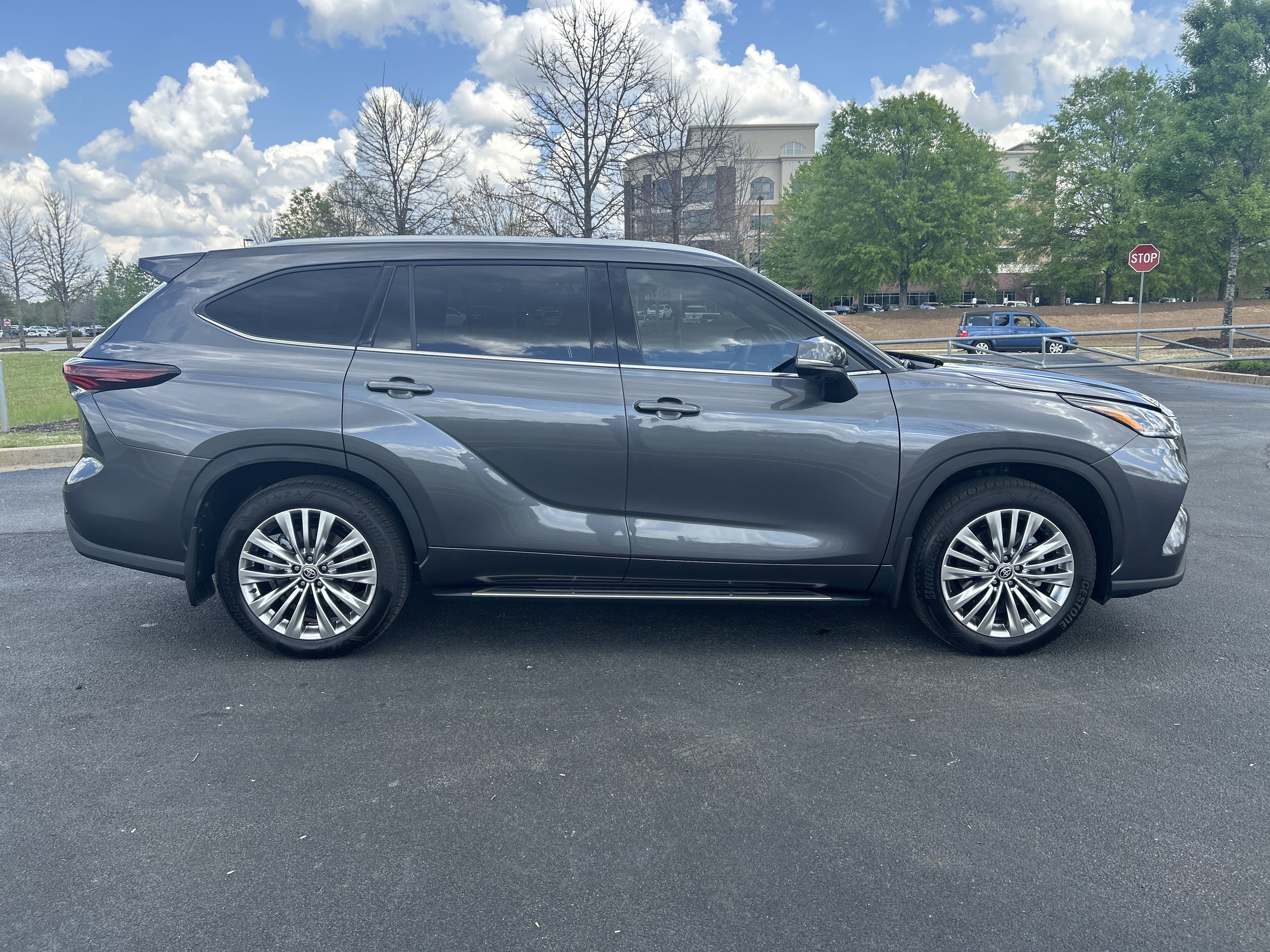 Used 2025 Toyota Highlander Platinum image 10