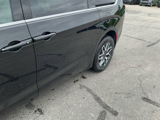 New 2027 Chrysler Pacifica Limited AWD/4WD image 20