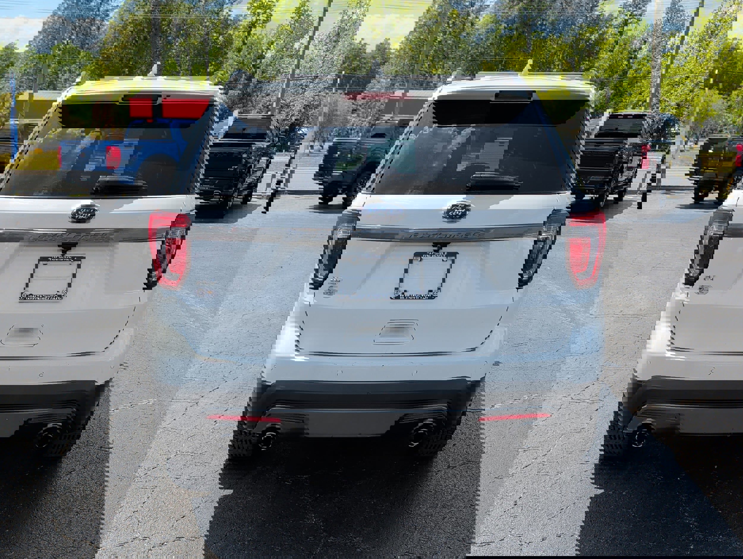 Used 2017 Ford Explorer XLT w/ Equipment Group 202A FWD image 6