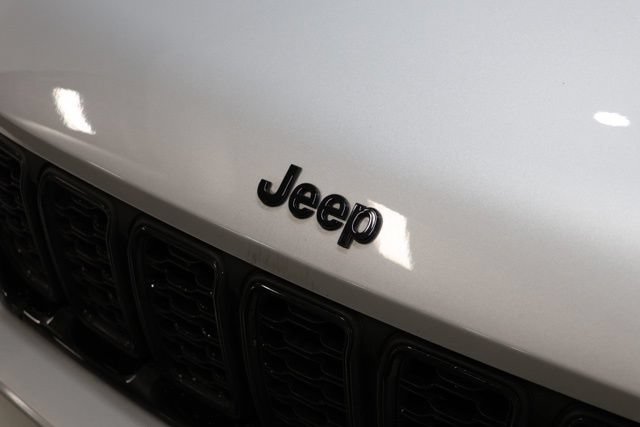 Used 2023 Jeep Grand Cherokee Altitude AWD/4WD image 10