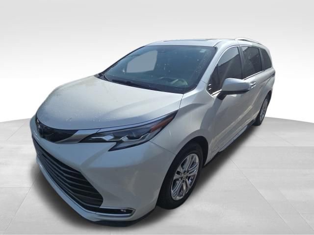 Used 2021 Toyota Sienna Platinum AWD/4WD image 2