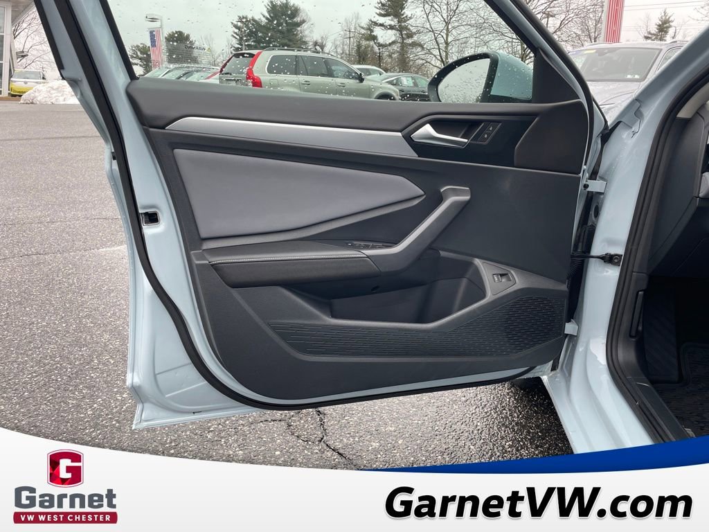 Certified 2025 Volkswagen Jetta SE w/ Sunroof Package image 11